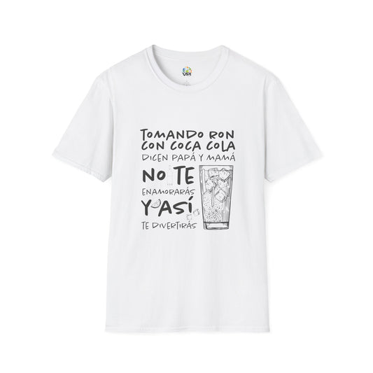 Camiseta Unisex Softstyle "Tomando Ron con Coca Cola" – Humor y Estilo Venezolano