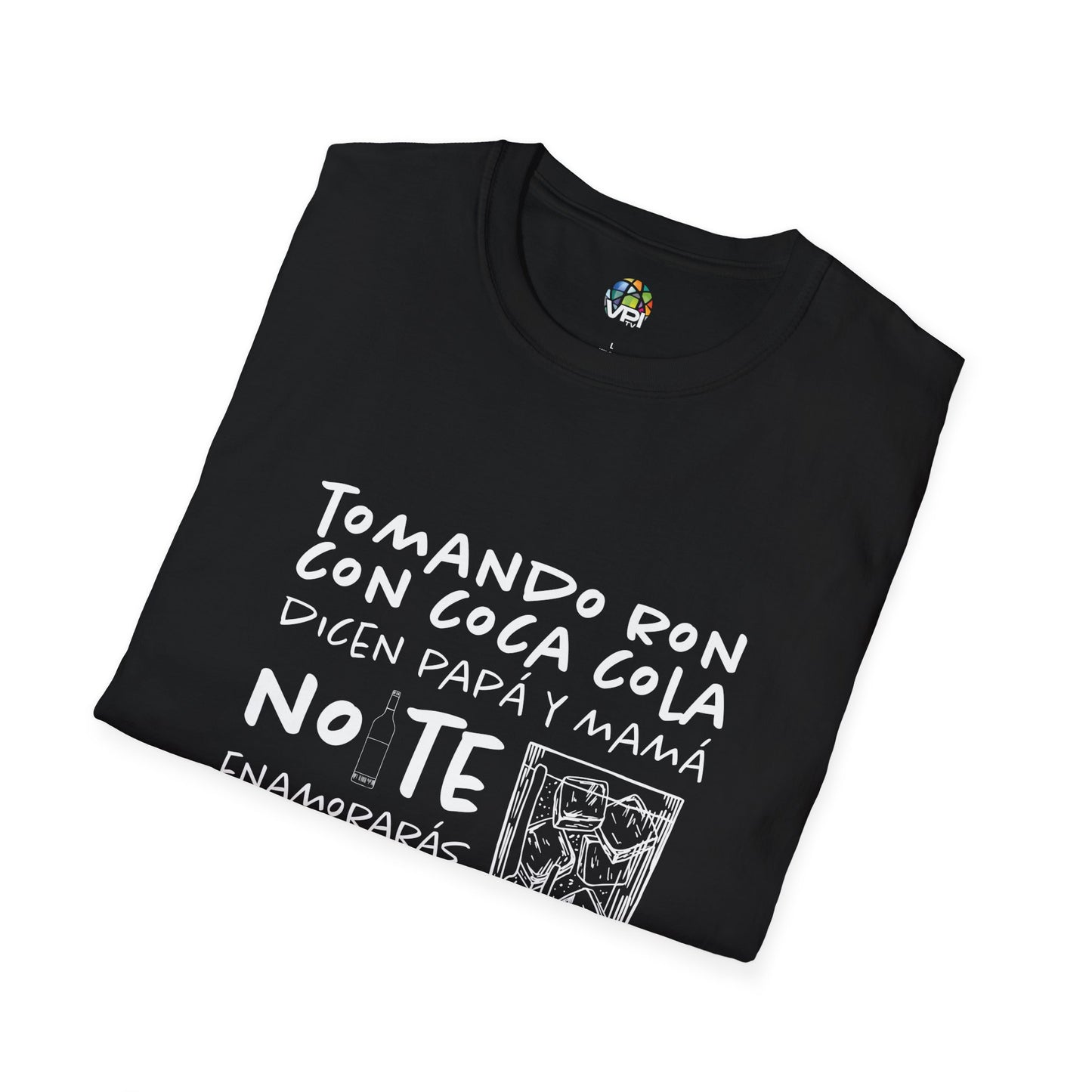 Camiseta Unisex Softstyle "Tomando Ron con Coca Cola" – Humor y Estilo Venezolano