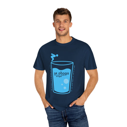 Se ahoga en un vaso de agua - camiseta unisex - Dichos venezolanos