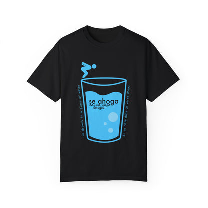 Se ahoga en un vaso de agua - camiseta unisex - Dichos venezolanos