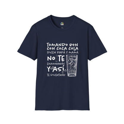 Camiseta Unisex Softstyle "Tomando Ron con Coca Cola" – Humor y Estilo Venezolano