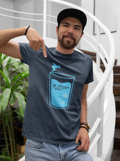 SE AHOGA EN UN VASO DE AGUA S - camiseta unisex - Dichos venezolanos