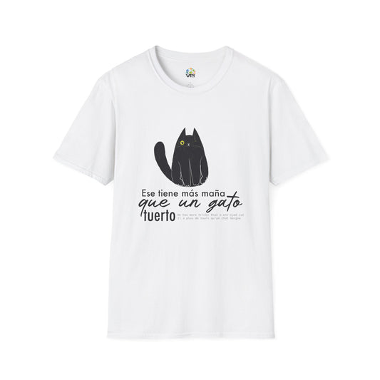 Camiseta Unisex Softstyle – ‘Ese Tiene Más Maña Que Un Gato Tuerto’