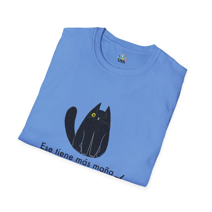 Camiseta Unisex Softstyle – ‘Ese Tiene Más Maña Que Un Gato Tuerto’