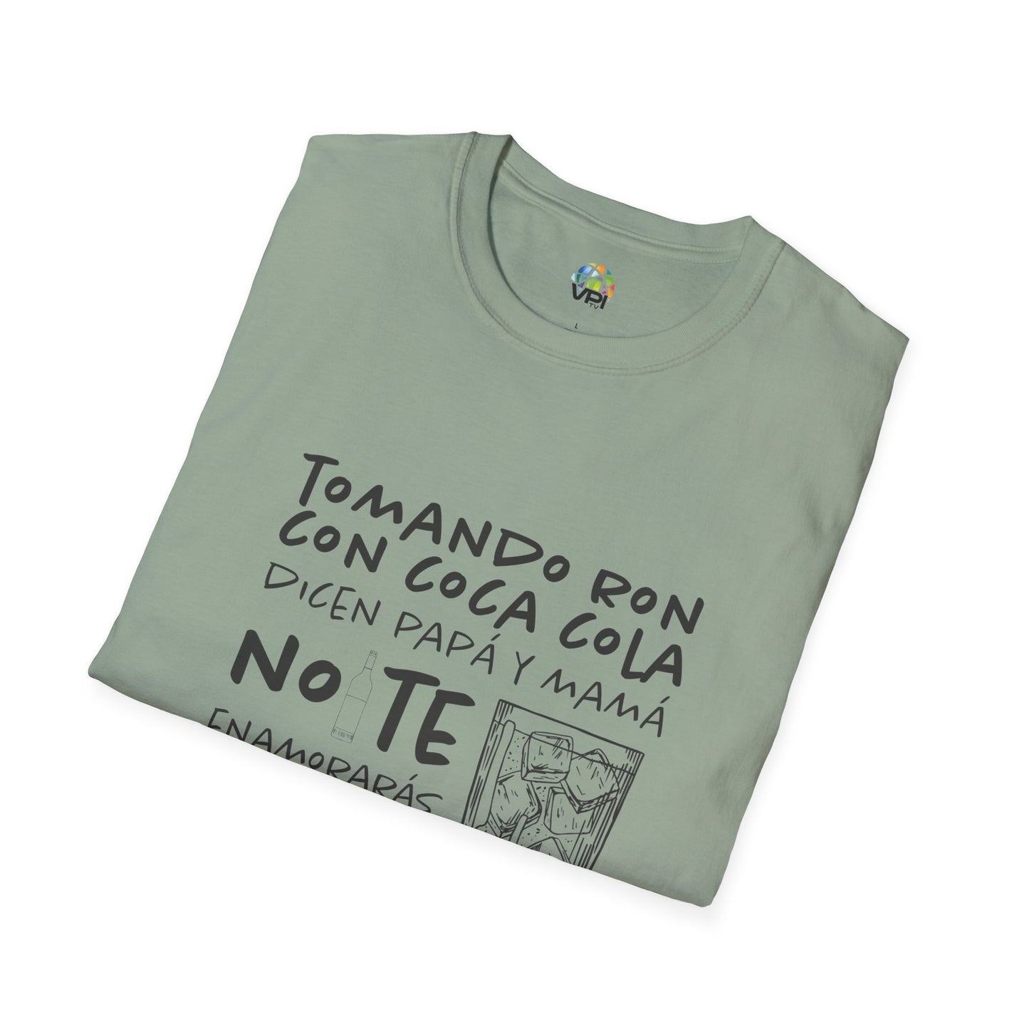 Camiseta Unisex Softstyle "Tomando Ron con Coca Cola" – Humor y Estilo Venezolano