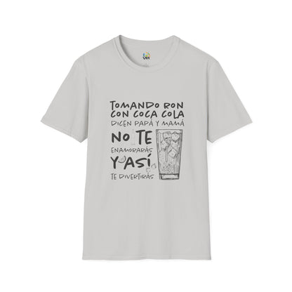 Camiseta Unisex Softstyle "Tomando Ron con Coca Cola" – Humor y Estilo Venezolano