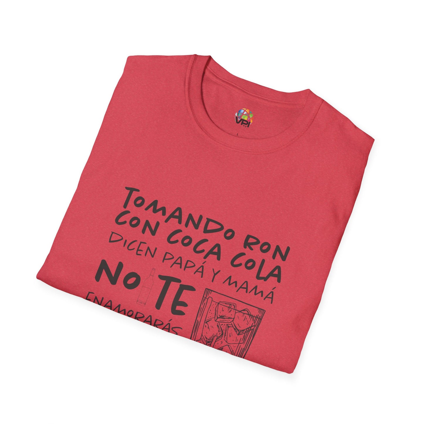 Camiseta Unisex Softstyle "Tomando Ron con Coca Cola" – Humor y Estilo Venezolano