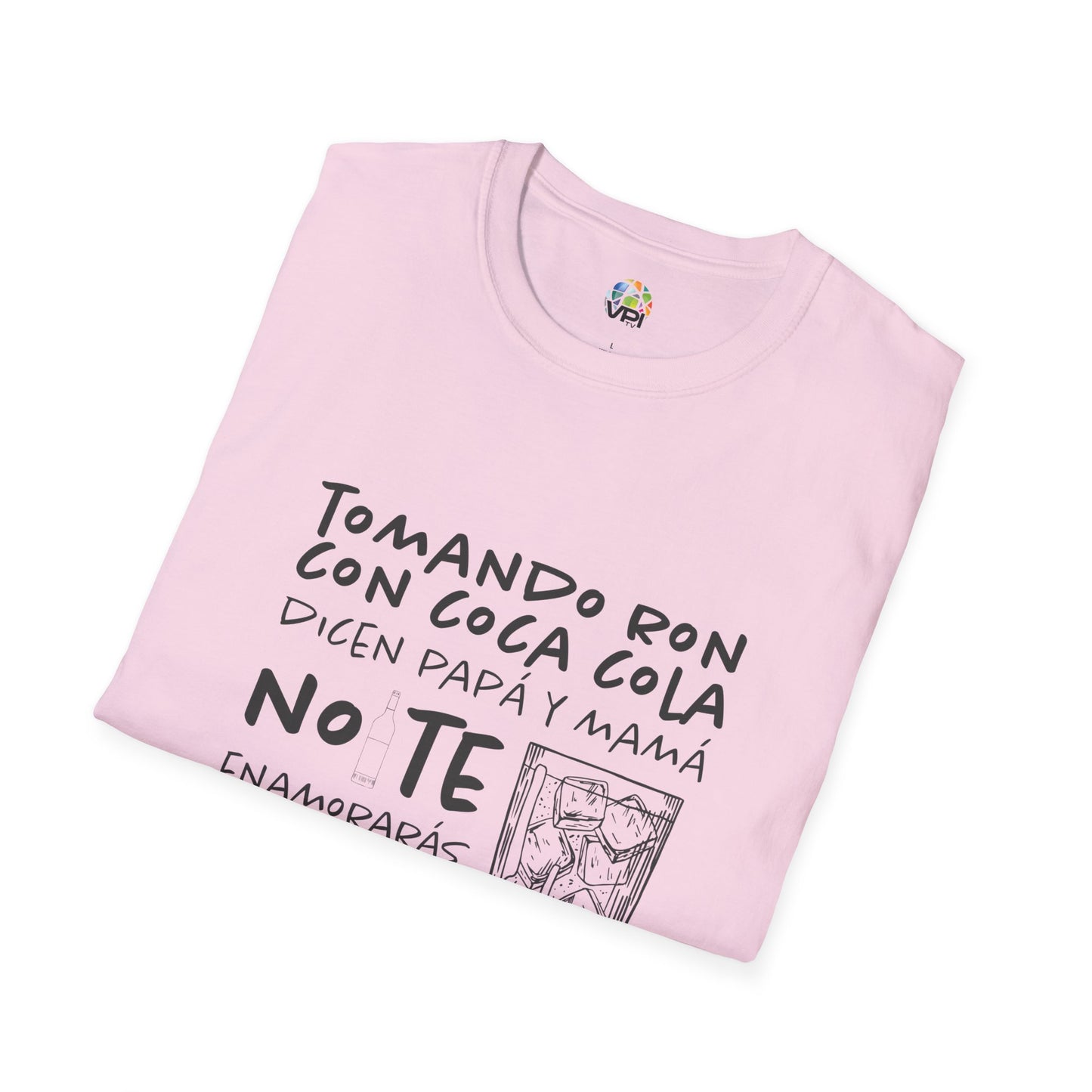 Camiseta Unisex Softstyle "Tomando Ron con Coca Cola" – Humor y Estilo Venezolano