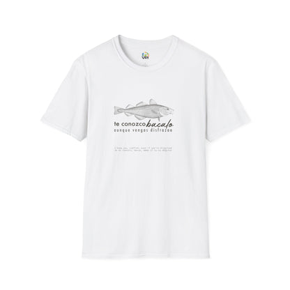 Camiseta Unisex Softstyle – "Te Conozco Bacalao, Aunque Vengas Disfrazao" 🐟😆