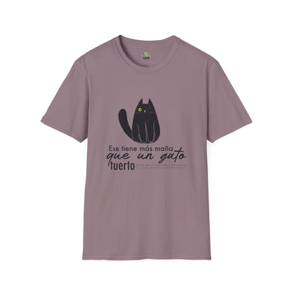 Camiseta Unisex Softstyle – ‘Ese Tiene Más Maña Que Un Gato Tuerto’