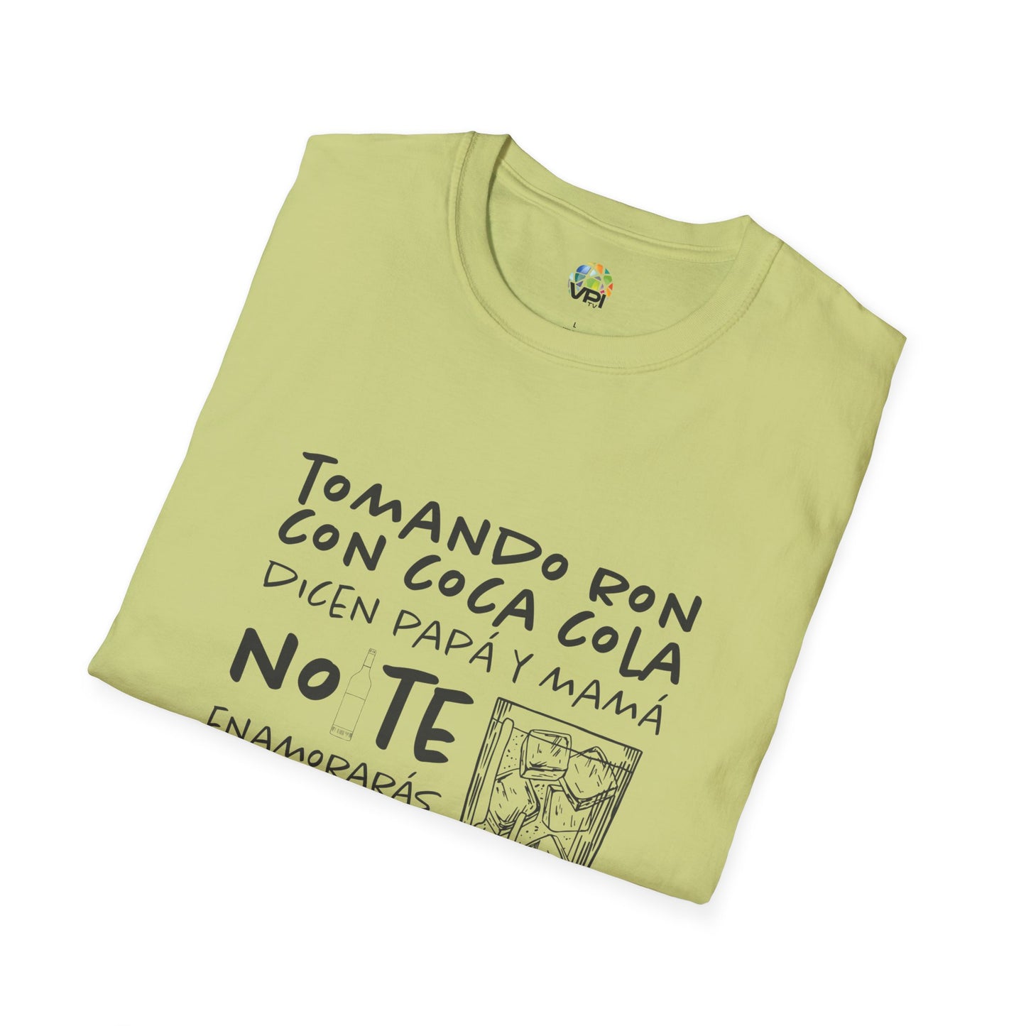 Camiseta Unisex Softstyle "Tomando Ron con Coca Cola" – Humor y Estilo Venezolano