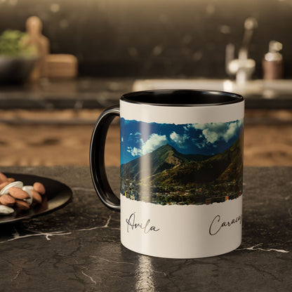 Taza con Paisaje Vibrante de Caracas – Disponibles en 11 oz y 15 oz