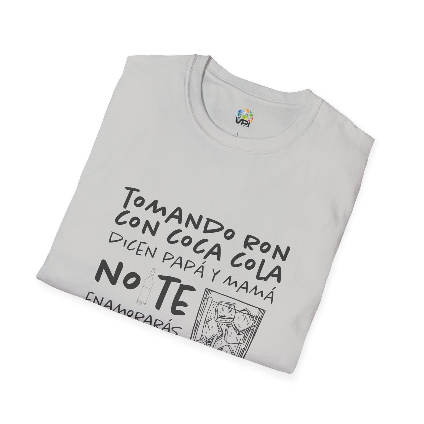 Camiseta Unisex Softstyle "Tomando Ron con Coca Cola" – Humor y Estilo Venezolano