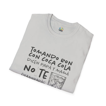 Camiseta Unisex Softstyle "Tomando Ron con Coca Cola" – Humor y Estilo Venezolano